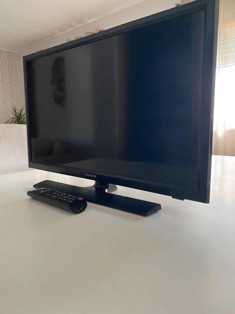 Monitor Samsung T24E410EW com comando e cabo de alimentação