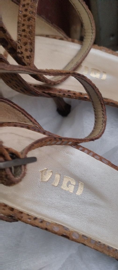 Sapatos de mulher muito bonitos e com pouco uso