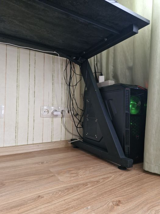 Продам компьютерний стіл геймерскій