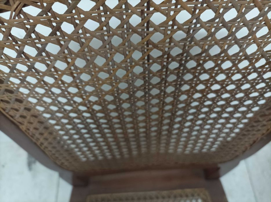 Cadeira antiga com palhinha