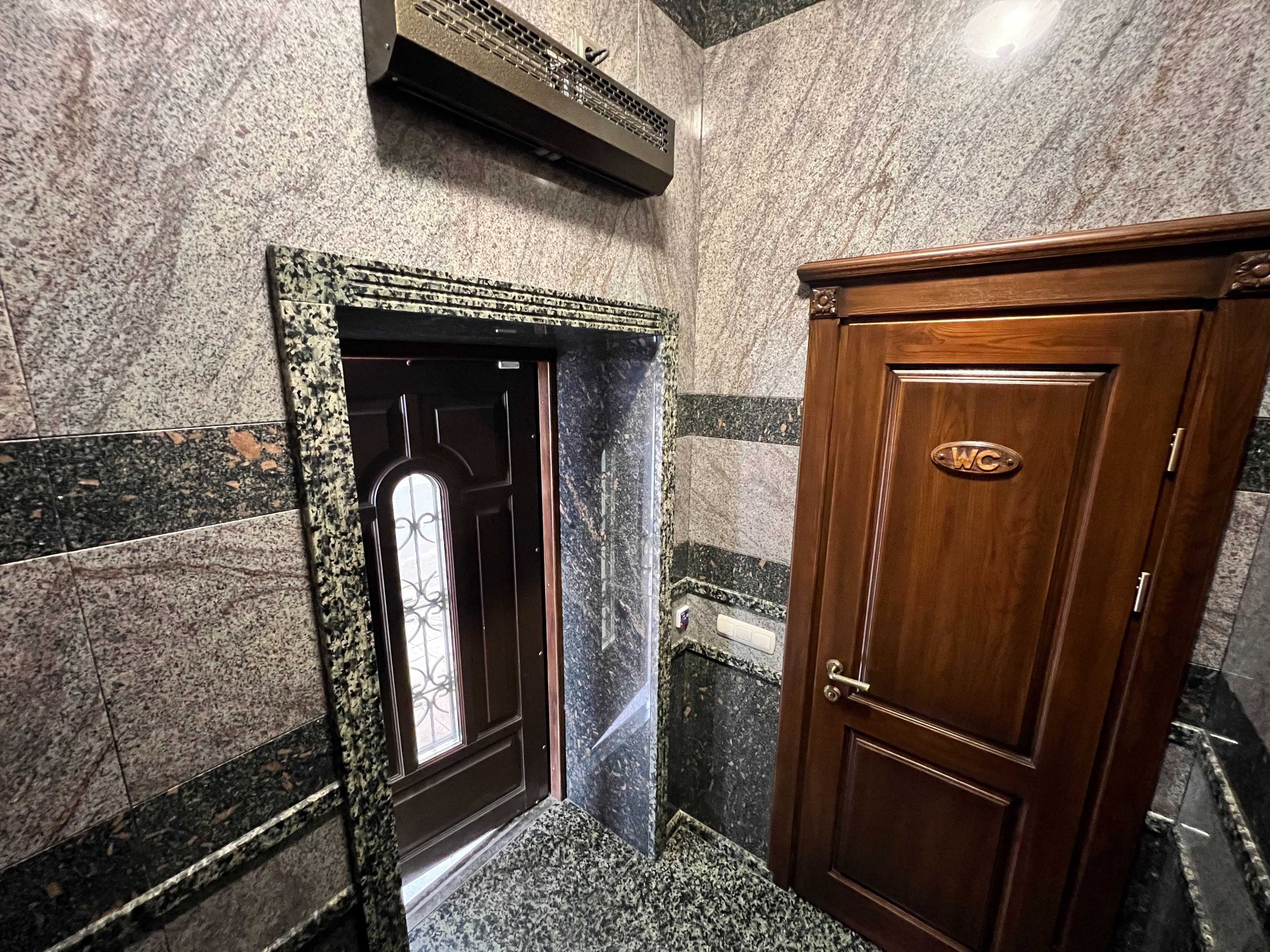 Продаж офісного приміщення, центр, фасад