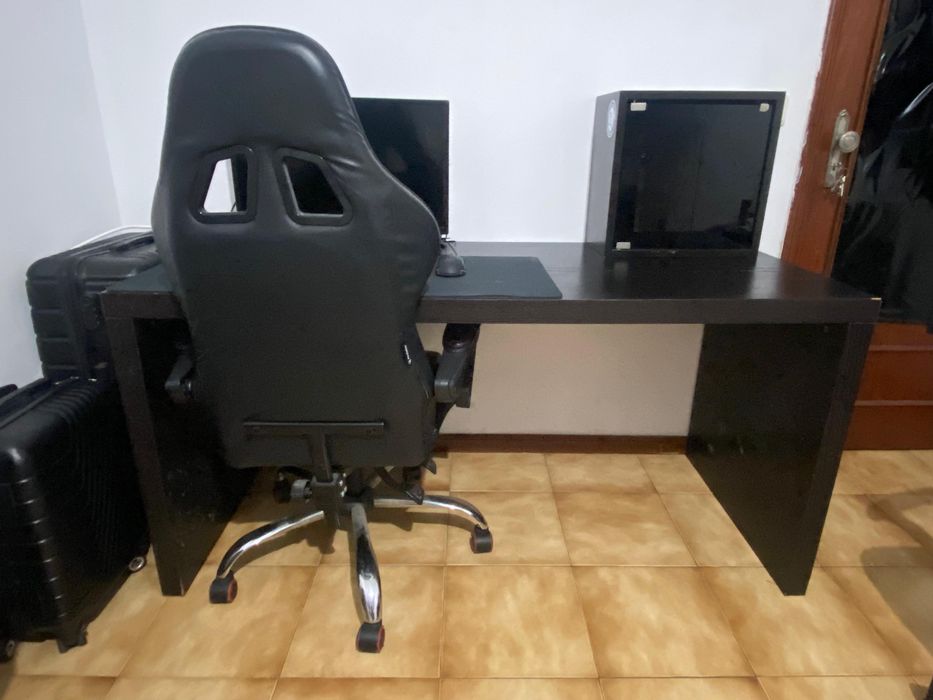 Cadeira Gamer preta e vermelha