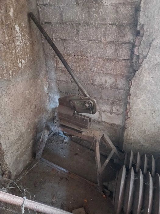 Nożyce do blachy gilotyna na podstawie