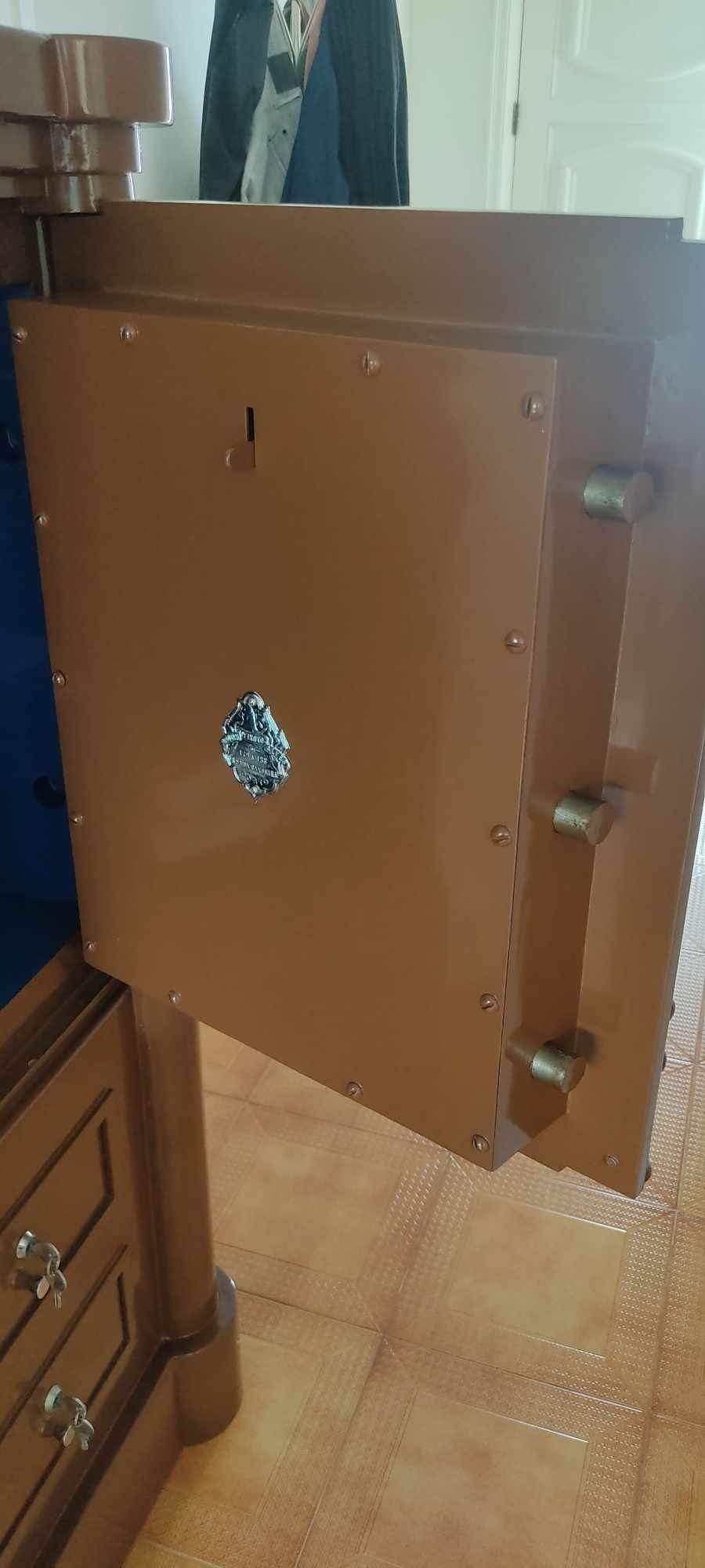 Cofre antigo numerado