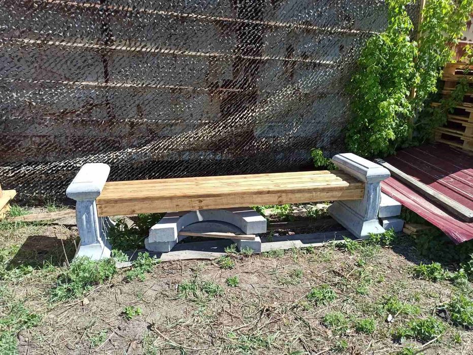 Дерев'яна будка для собаки