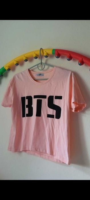 Футболка рожевого кольору з чорним логотипом