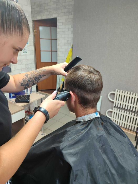 Безоплатні Стрижки жіночі, чоловічі по запису