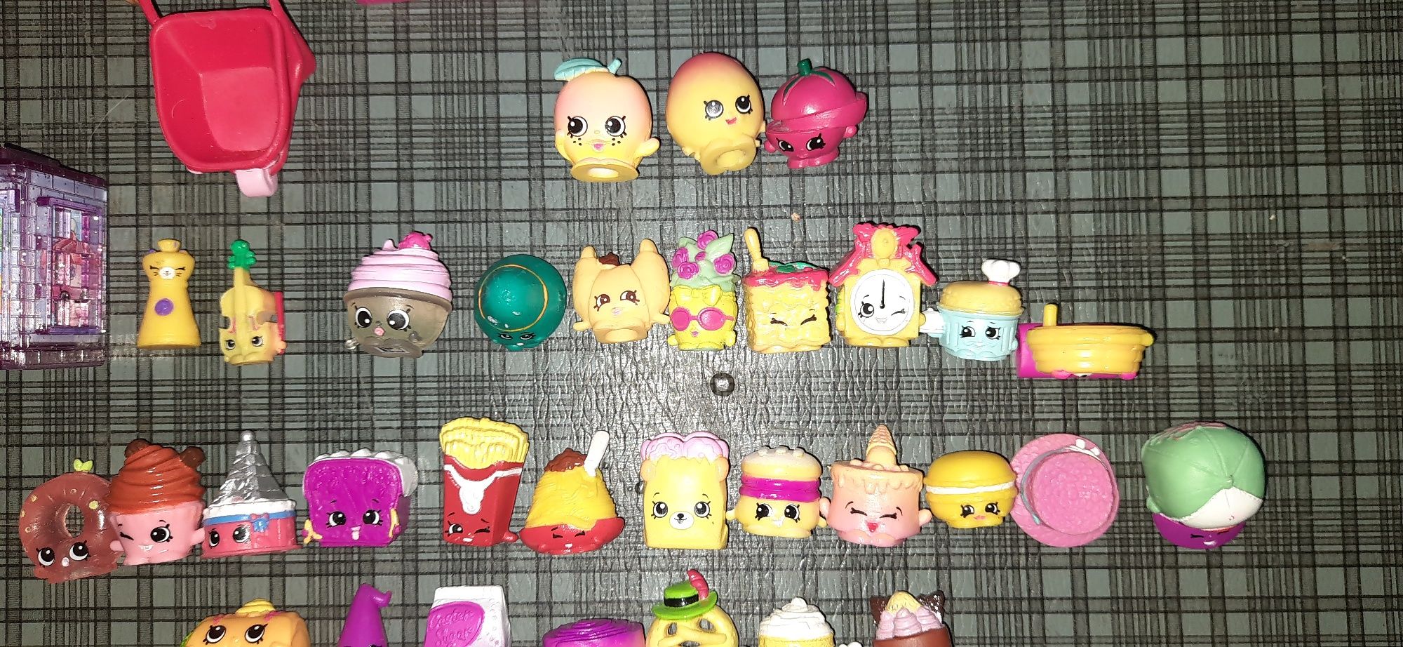 Duzy zestaw Shopkins Moose, laleczka plus 33 figurki, skrzynka, taczka