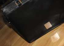 simple czarna torebka skóra kuferek czarny skórzany laptop badura gcds