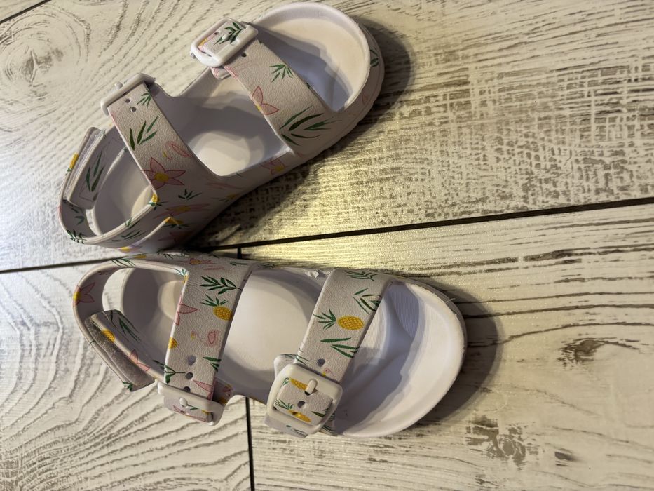 Босоніжки доя дівчинки 25-26р