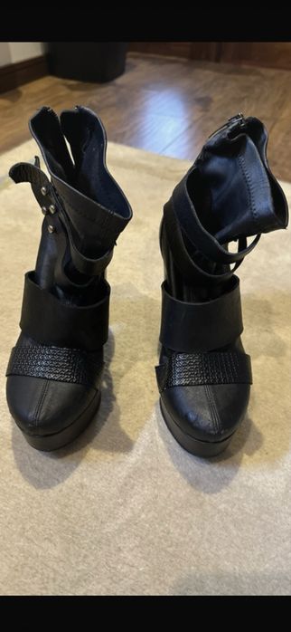 Botim em pele preto.