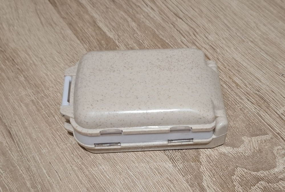 Beżowe pudełko na leki 8 przegródek