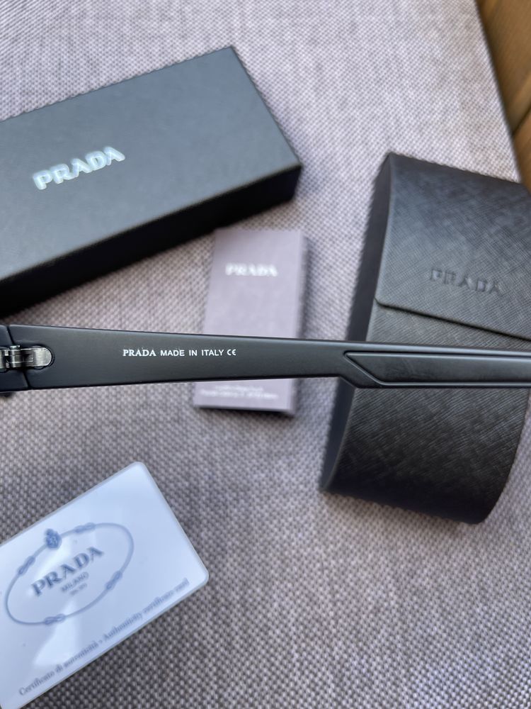 Солнцезащитные очки Prada