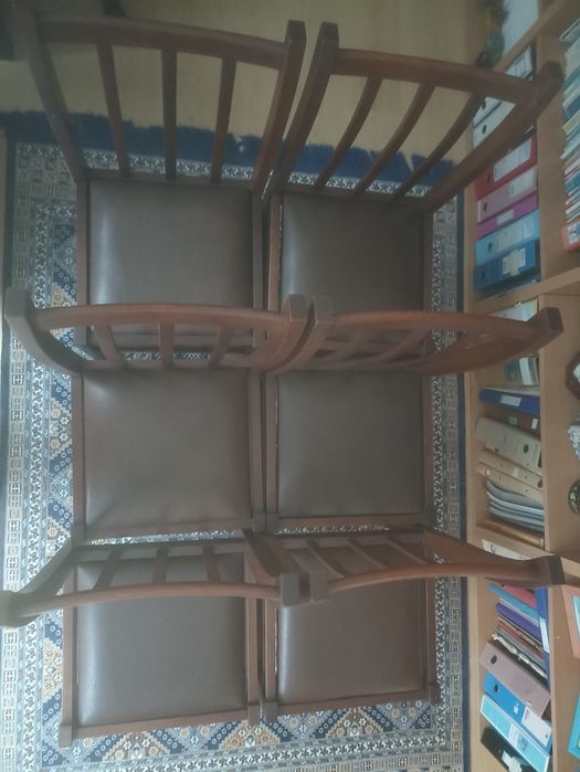 6 cadeiras em madeira com assento almofadado