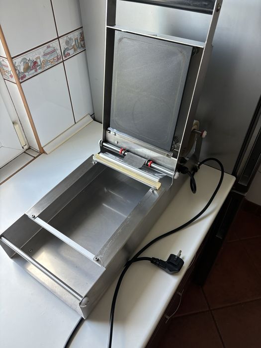 Zgrzewarka do tacek BOKAMA + 3 matryce