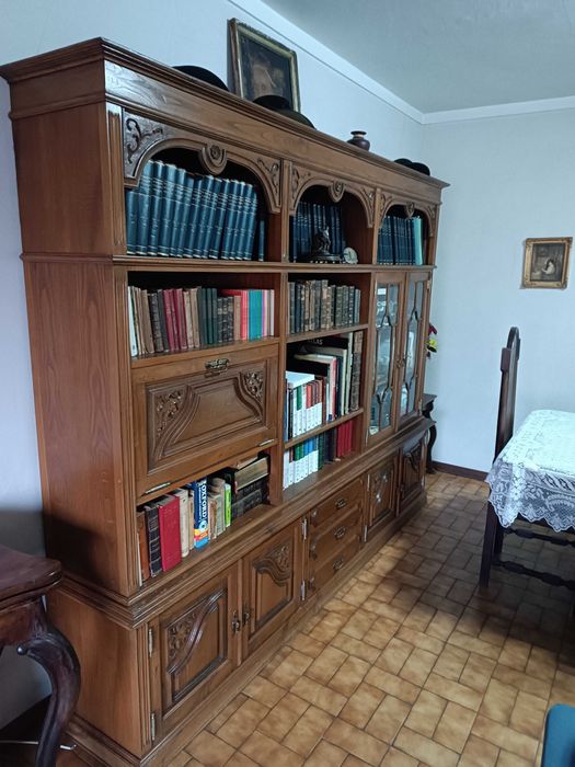 Mobília de sala de jantar com 6 cadeiras em pele e armário.