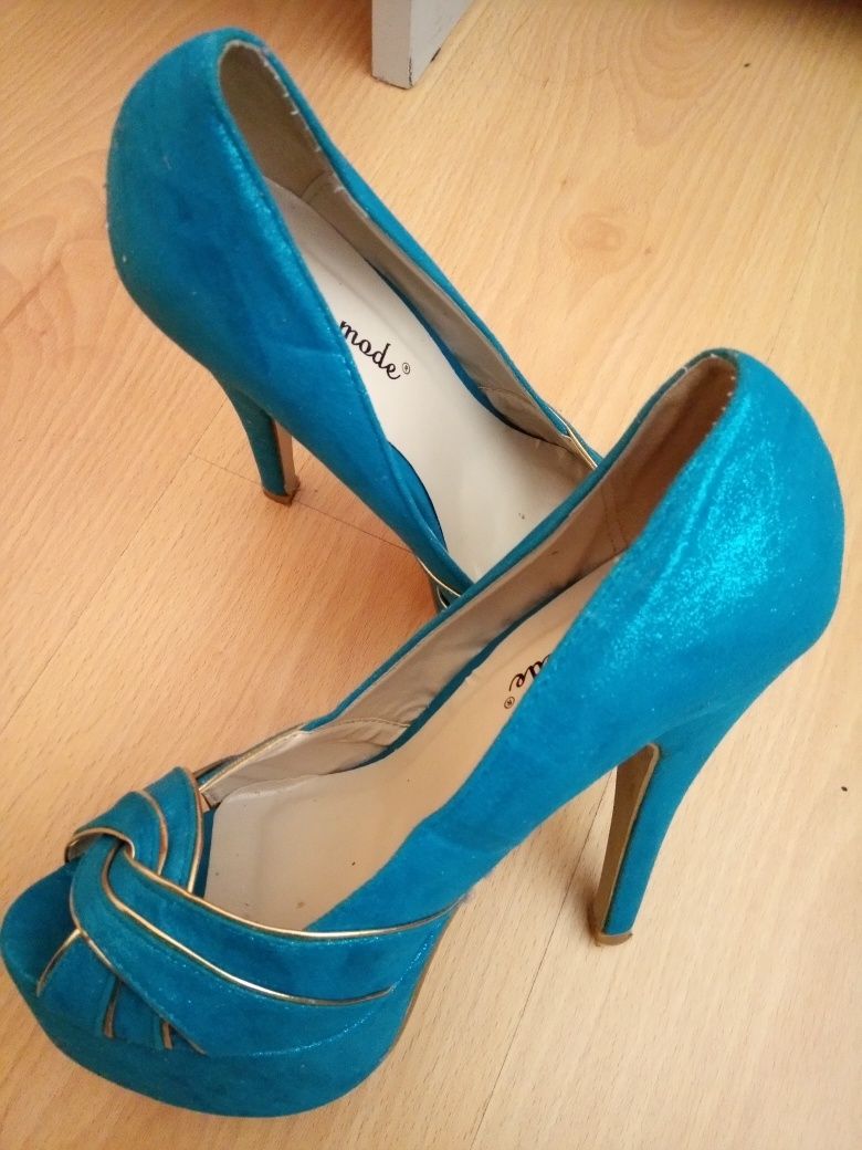 Sapatos azuis de salto alto