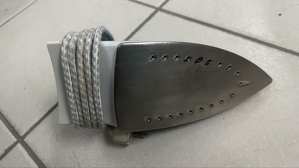 Ferro de engomar a vapor — azul — em bom estado