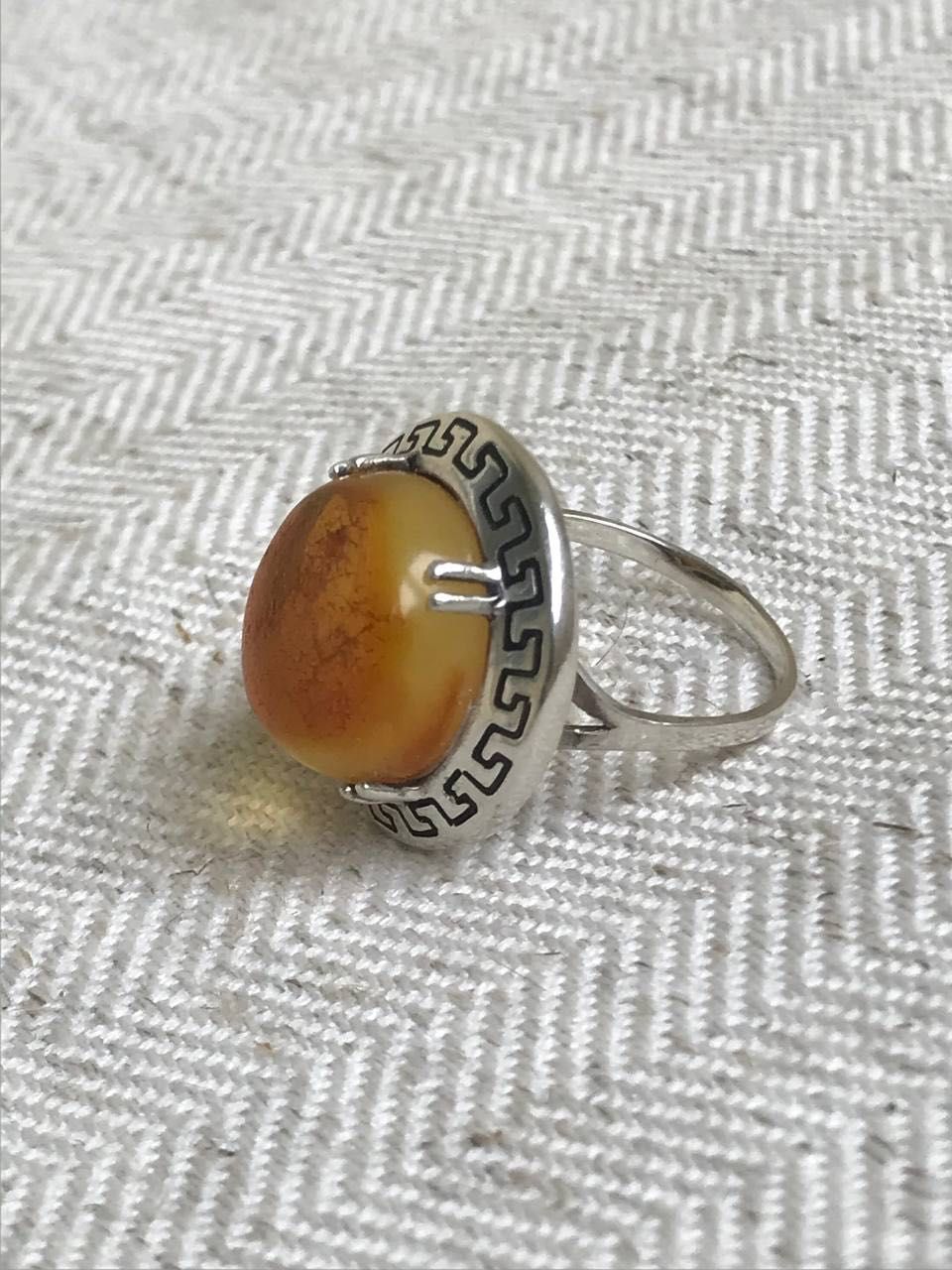 Серебряное кольцо с натуральным янтарем