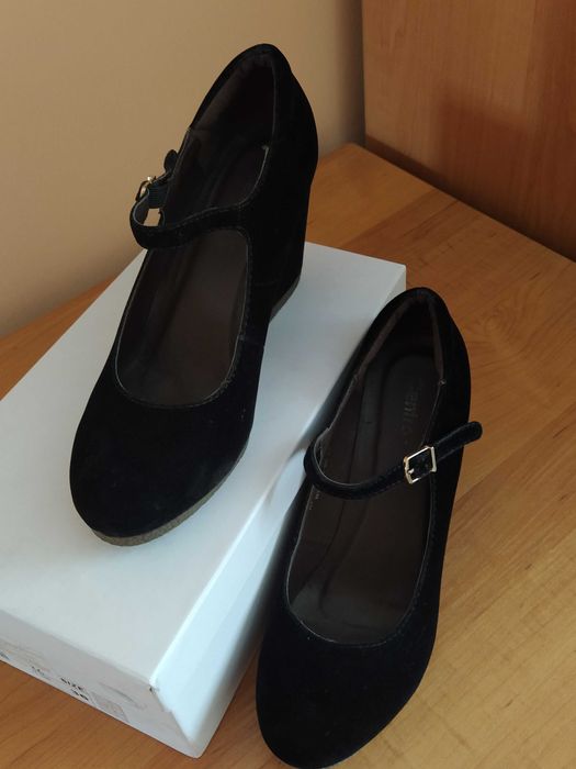 Замшеві чорні жіночі туфлі на танкетці