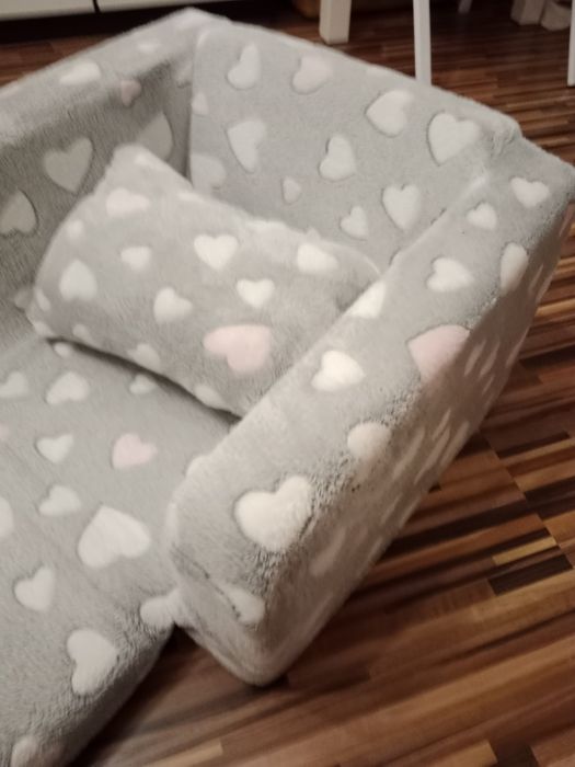 Mały, pluszowy fotel rozkładany dla dzieci.