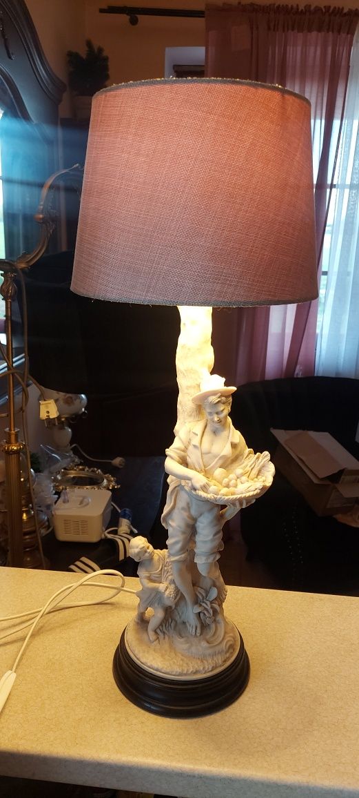 Lampa alabaster figurki.