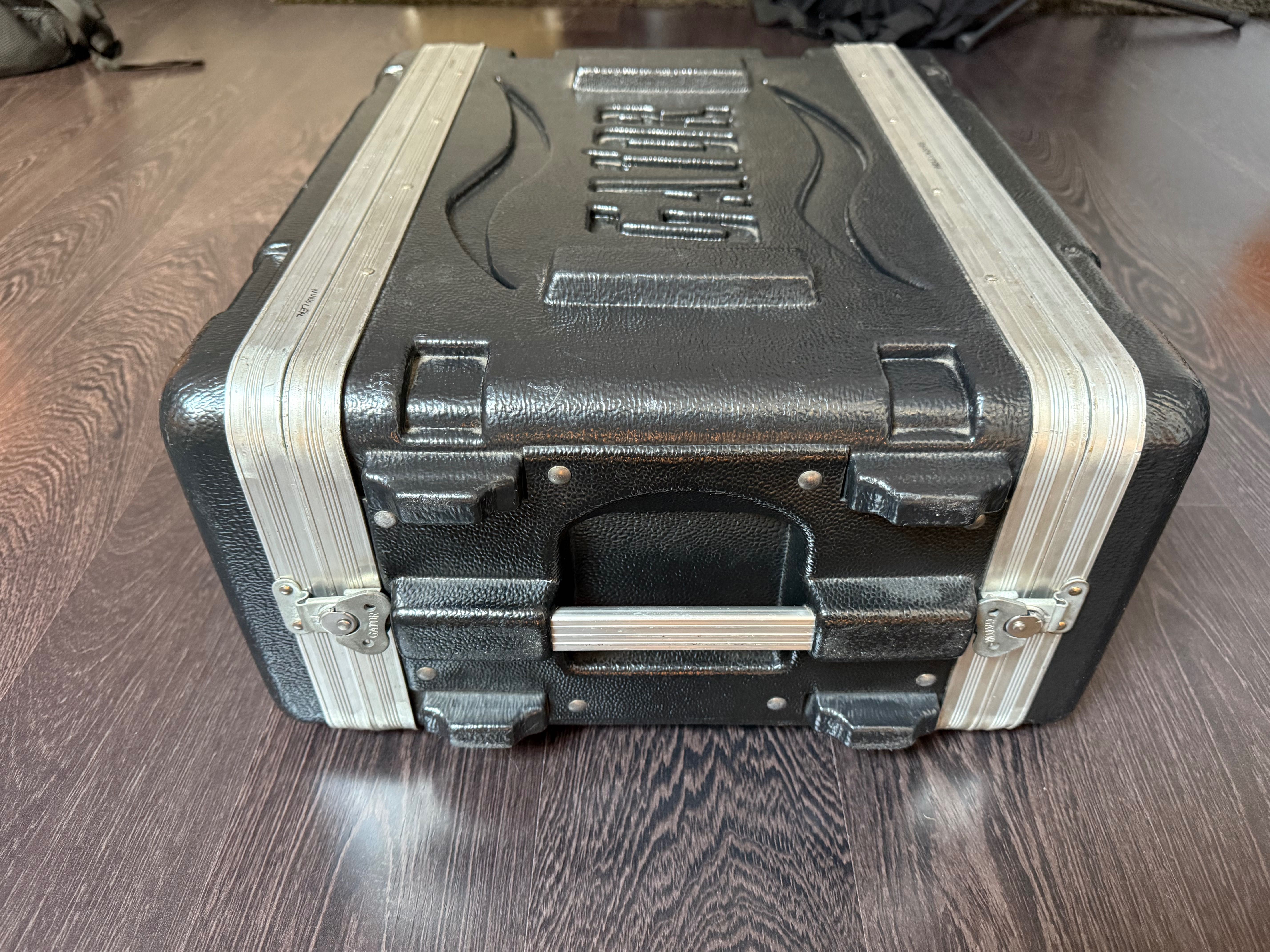 Rack Gator 4U em plástico rígido – bom estado