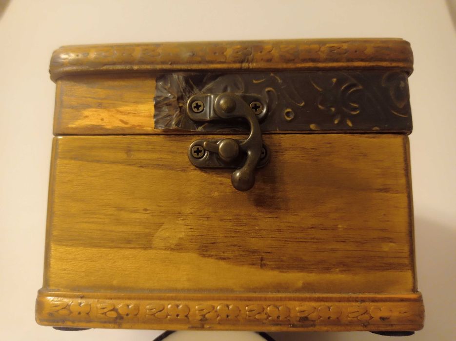 antyczne drewniane pudełko