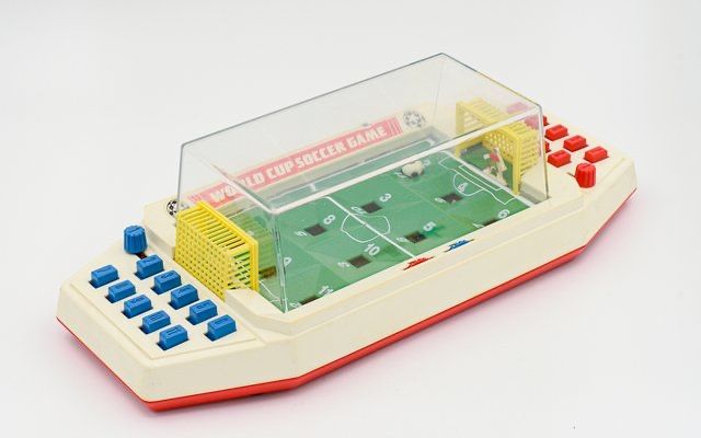 Działająca zabawka do gry w piłkę nożną Pucharu Świata, lata 80