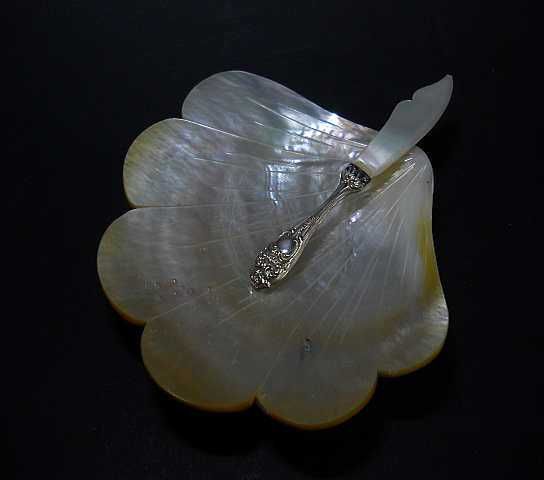 Розетка и нож для икры