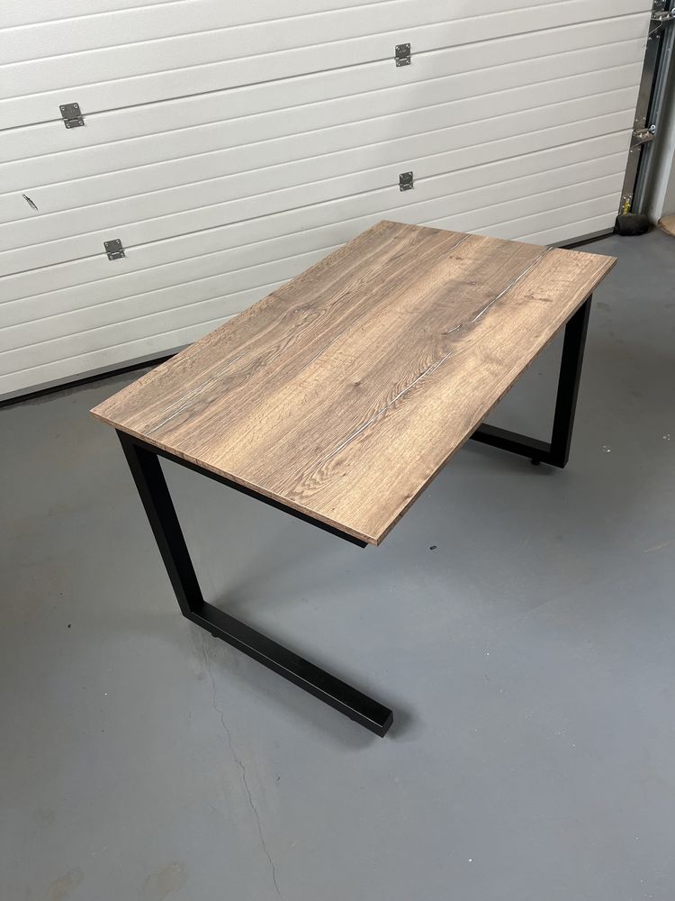Сучасний і надійний стіл