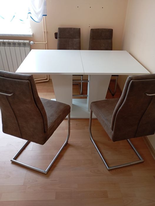 Stół rozkładany z krzesłami