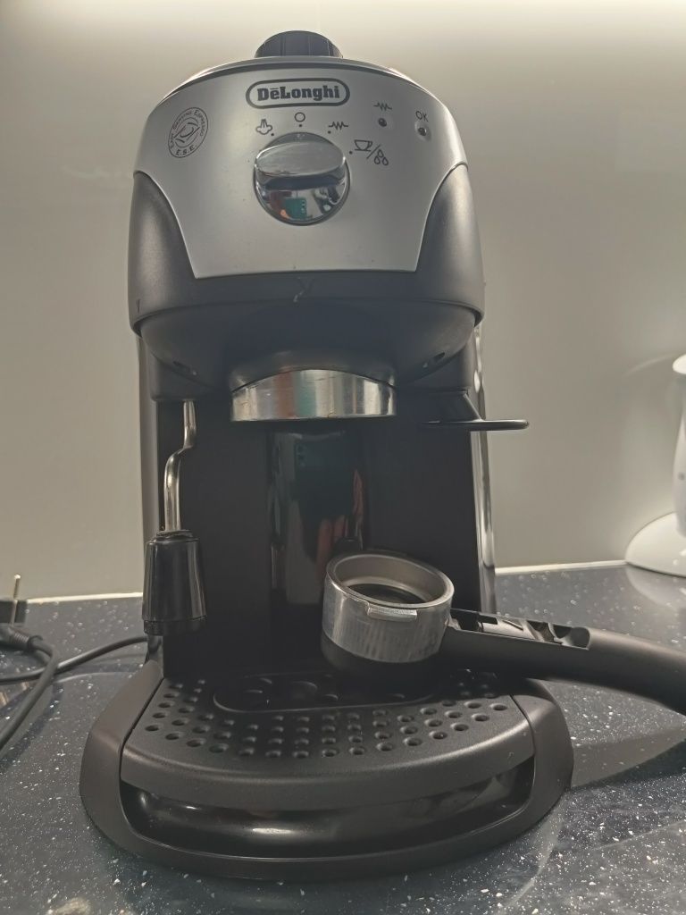 Kolbowy ekspres ciśnieniowy De'Longhi EC 220.CD 1100 W czarny