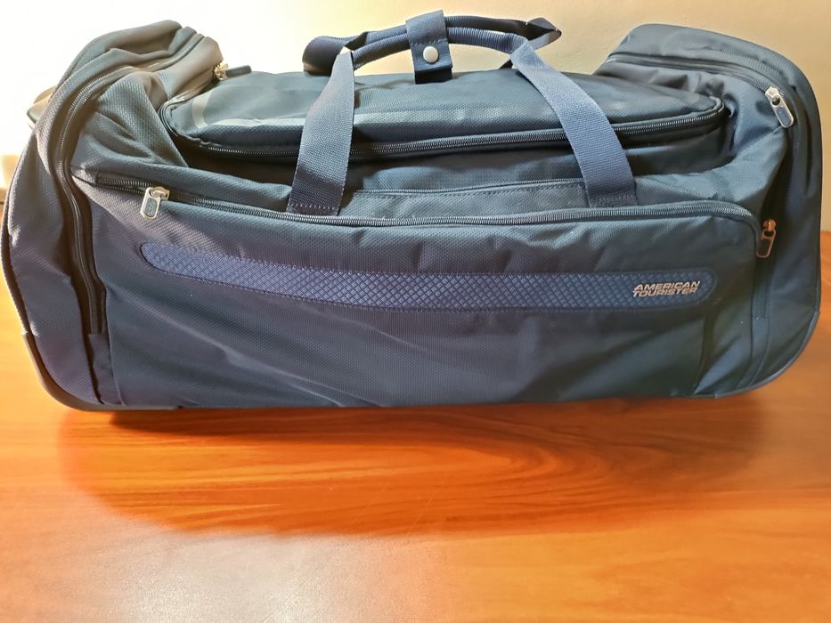 Mala de viagem American Tourister em tecido.