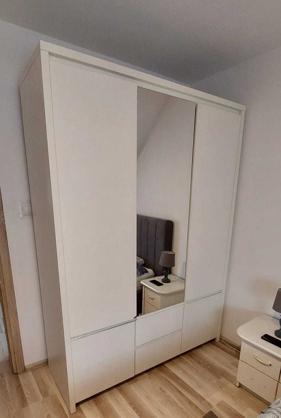 Szafa trzydrzwiowa i komoda z szufladami