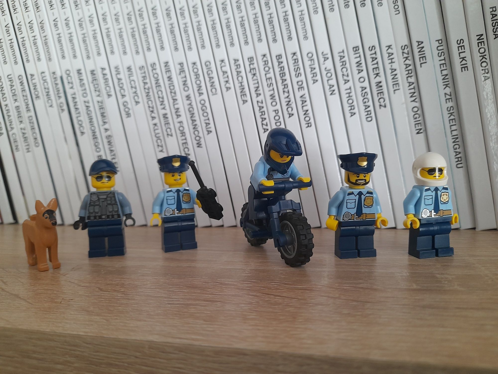 Lego Policja 5 figurek plus motor i pies