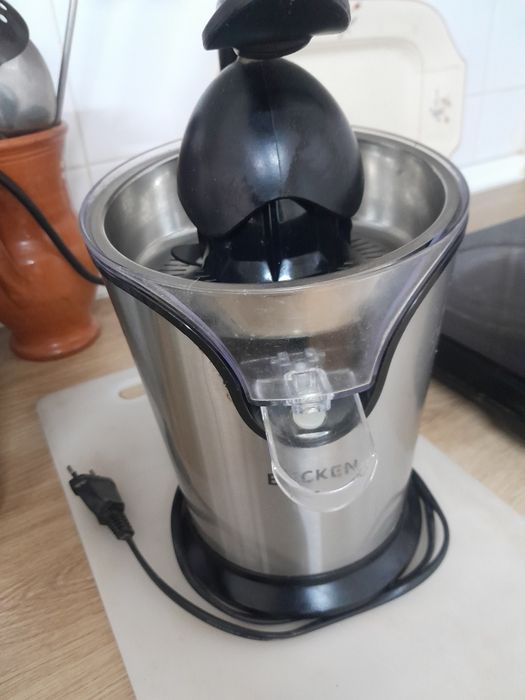 Espremedor elétrico de frutas cítricas Becken BCJ-416.
Potência: 85 W
