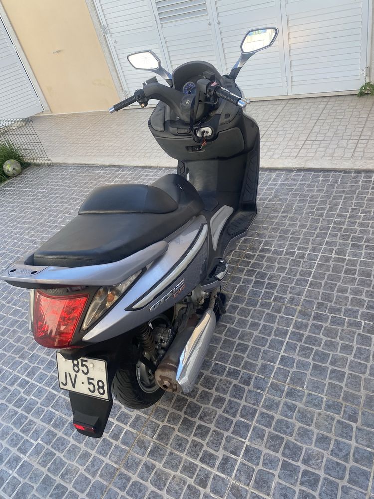 Vendo moto 125 GTS evo. Com algumas marca de uso