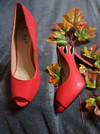 Nowe czerwone buty marki CM