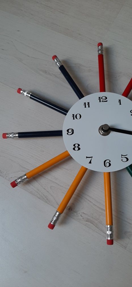 Zegar kolorowy z ołówków kredek ścienny