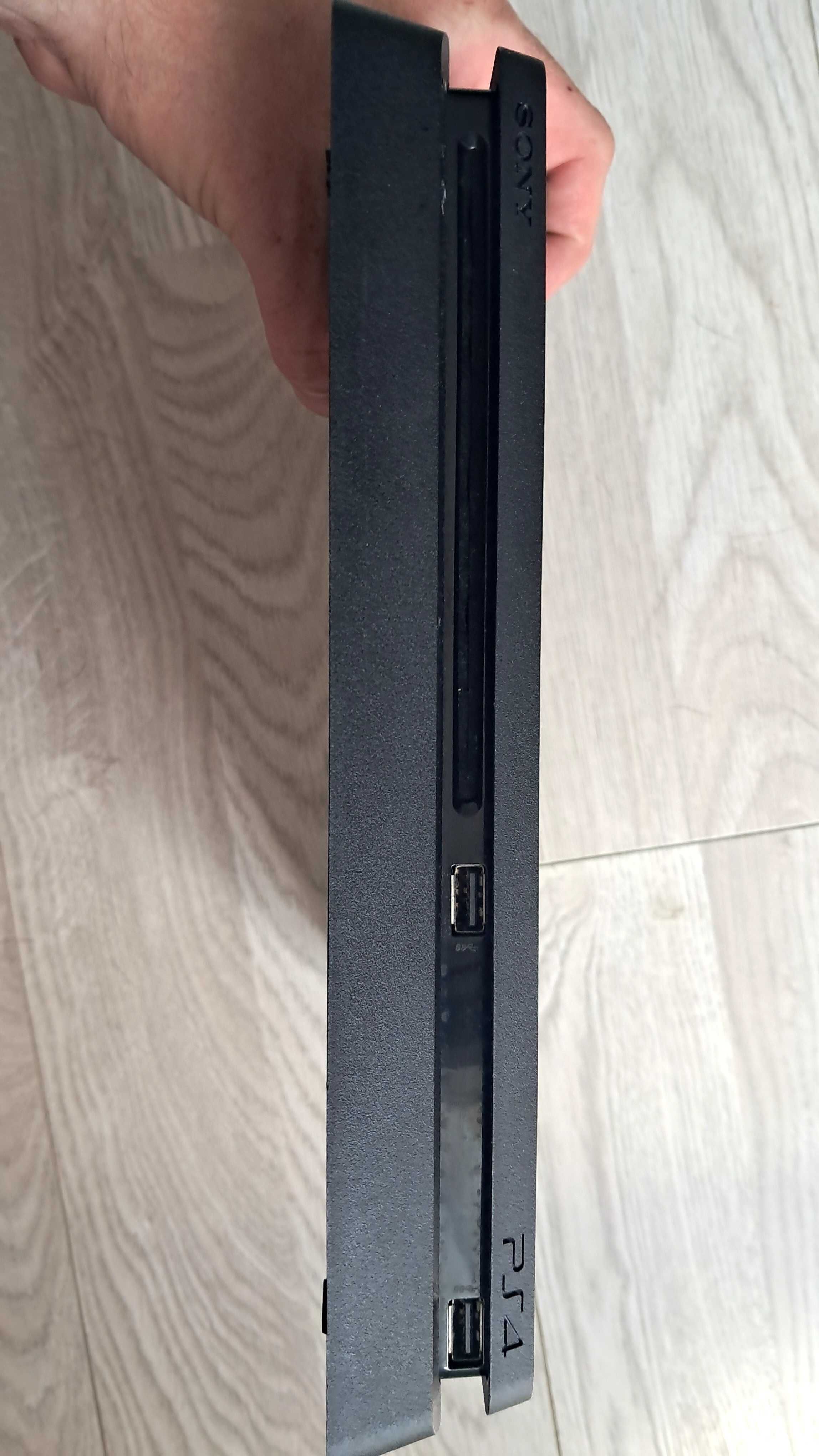 Konsola Play Station 4 TB + 2 PADY