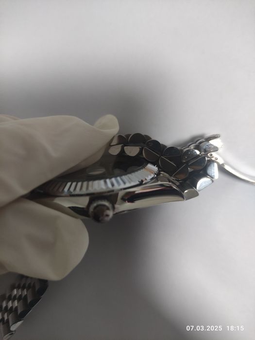 Годинник Rolex Submariner 
аналоговим циферблатом, в дуже гарному ста