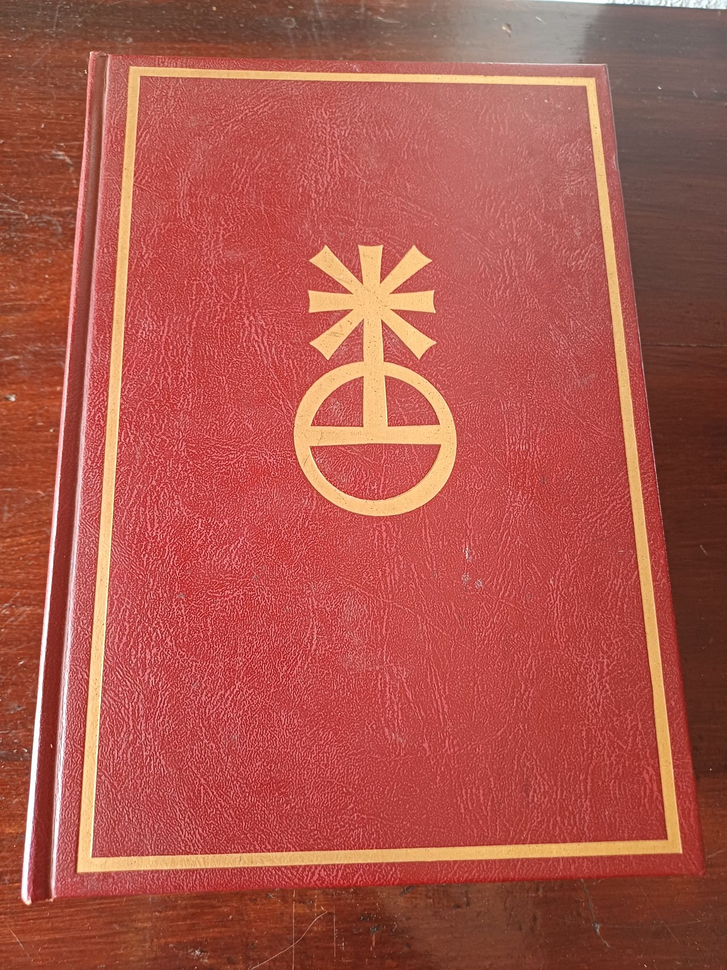 A Bíblia Sagrada, edição da Verbo, com 1450 páginas