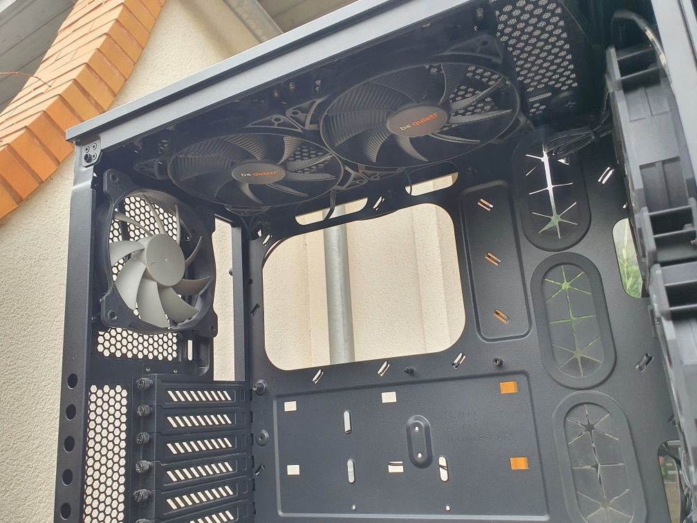 Obudowa gamingowa Corsair RGB z 6 wentylatorami