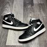 Кросівки чоловічі Nike Air Jordan 1 Retro Mid Black White 44.5р