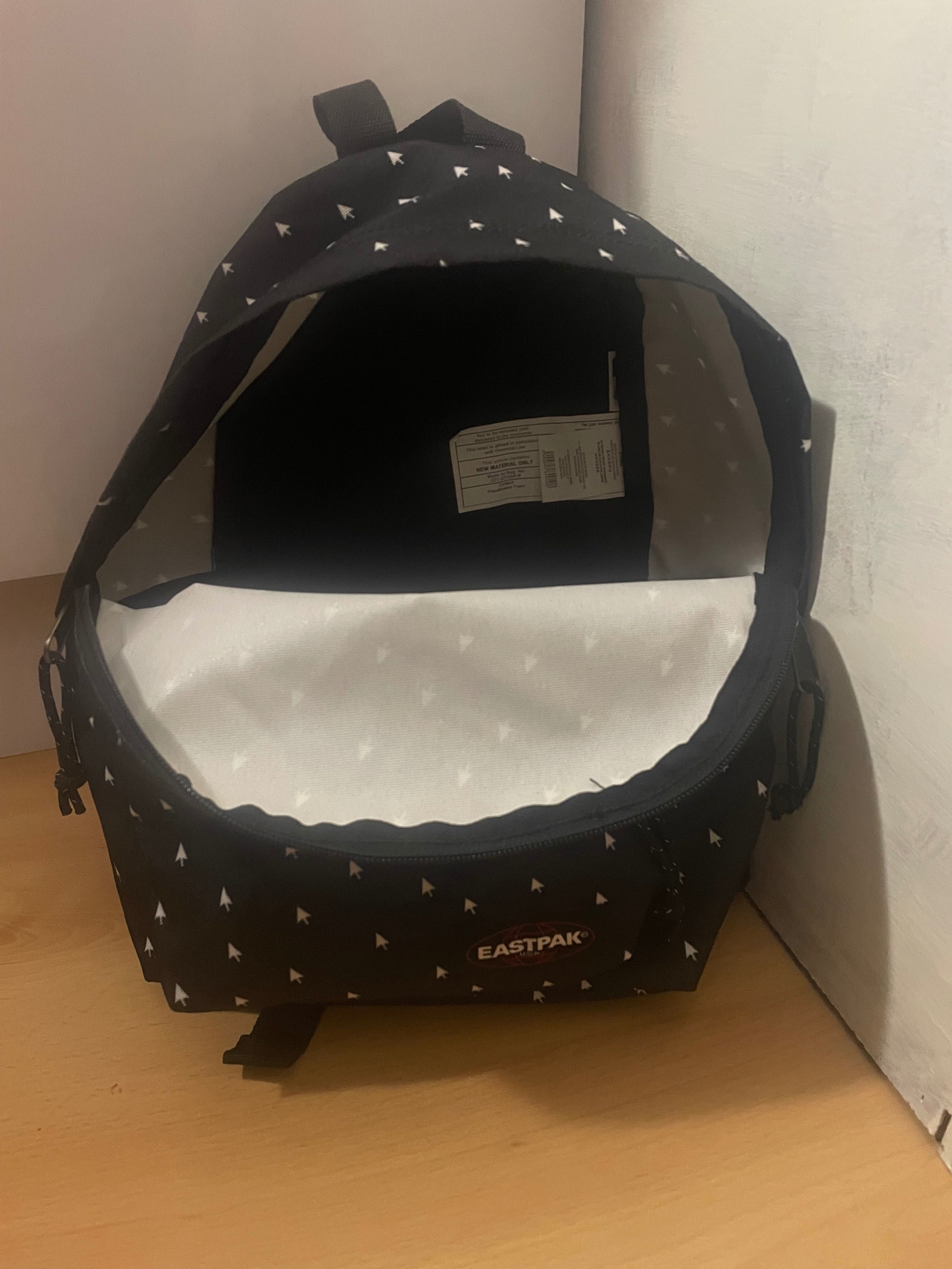 Mochila eastpak ( tamanho pequeno )