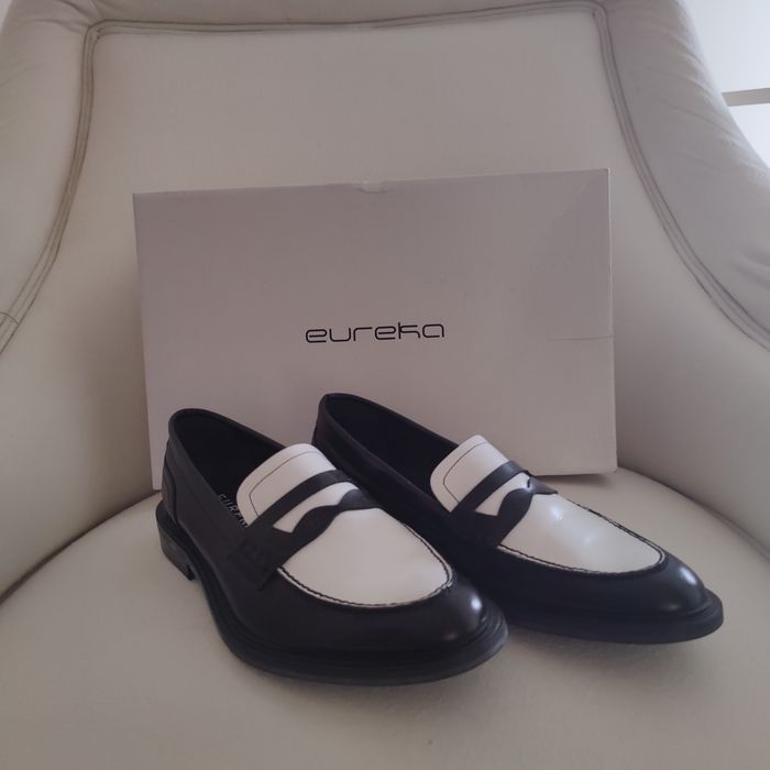 Sapatos Eureka - Pele - Novos - 35 - Pretos e brancos.

Aproveite para