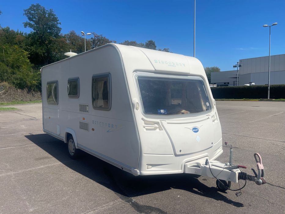 Caravana inglesa cama fixa