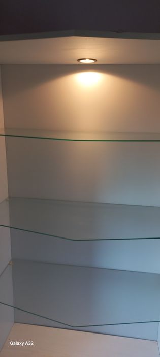 Szafka   z szklanymi półkami