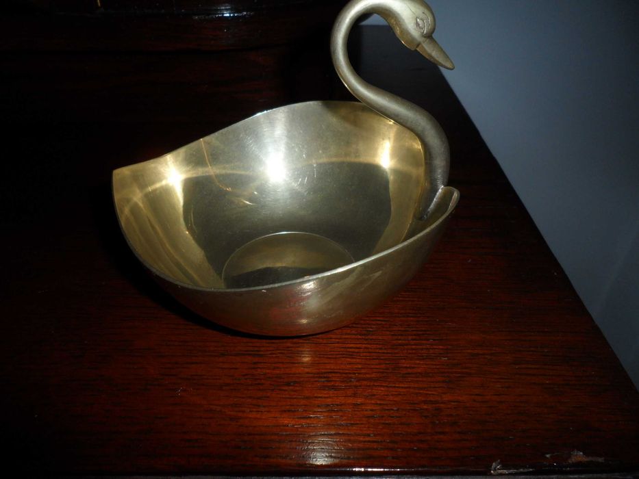 łabędź z mosiądzu